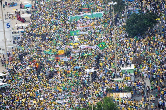 15/03/2015 - RIO/MANIFESTAÇÃO - Manifestantes fazem protesto pelo impeachment da presidente Dilma Rousseff na praia de Copacabana, zona sul do Rio. FOTO: Tasso Marcelo/Fotos Públicas.